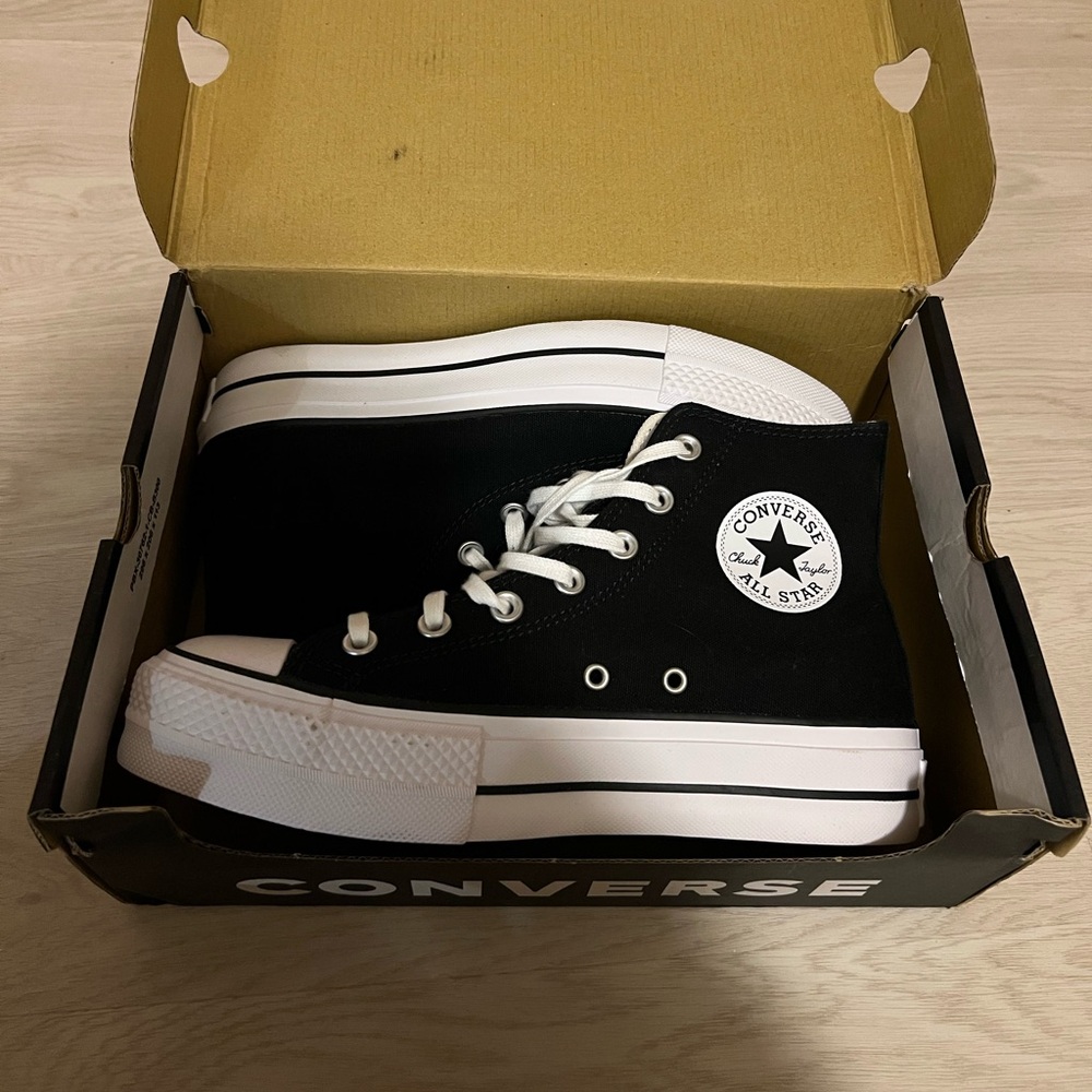 Concerse chuck taylor size 8 NEVER WORN